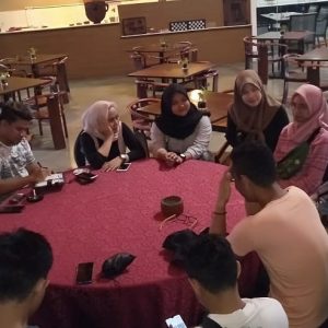 Ike Sunarjo Tengah Berbincang Dengan Generasi Muda