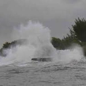 Gelombang tinggi terus melanda pesisir wilayah Indonesia