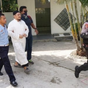 Freddy Kenakan Gamis Dan Peci Putih Sebelum di Eksekusi
