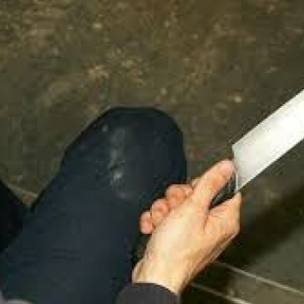 Jemput Kakak di Indomaret, Bokong Gilang Ditusuk