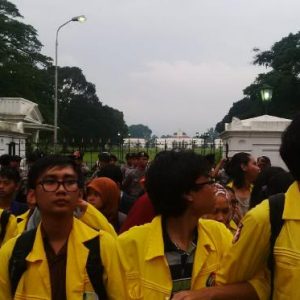 Demonstran Rusak Kawat Berduri Didepan Istana
