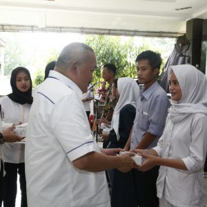 Jawab Pertanyaan Asian Games, Gubernur Bagi-Bagi Ponsel