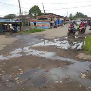 Tidak Ada Drainase, Bau Limbah Merebak di Jalan Raya