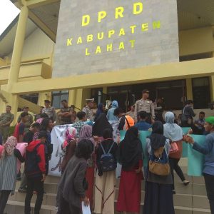 Puluhan Mahasiswa Serbu Gedung DPRD