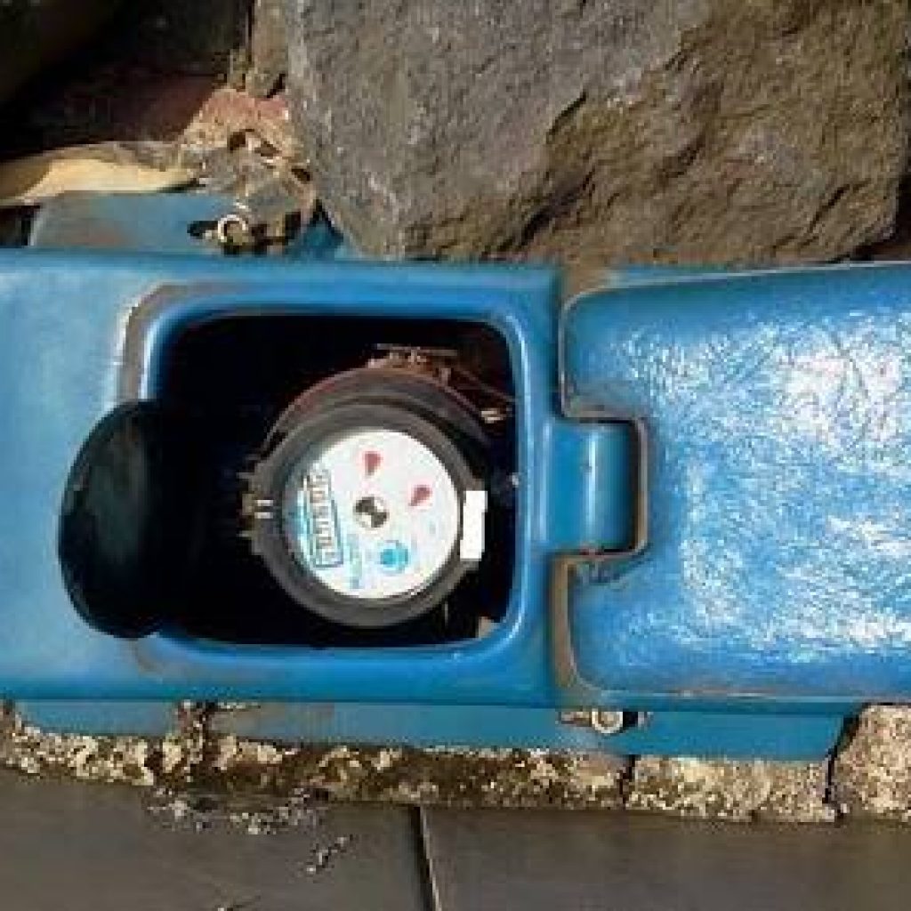Meteran Dicuri, Ratusan Liter Air Bersih Terbuang Percuma