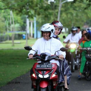 “Pak Dodi, Bu Thia, Ayo Mampir!”