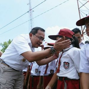 Siswa Baru SD dan SMP Dapat Seragam dan Buku Gratis