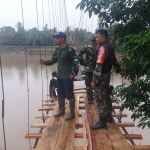 Yonzipur Prabumulih Perbaiki Jembatan Gantung Beruge