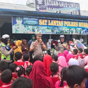 Puluhan Murid TK Serbu Markas Satlantas Muara Enim