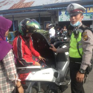 Tanpa Helm, Puluhan Pengendara Disini Terima Surat Tilang