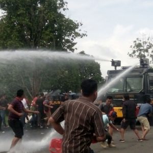 Empat Lawang Mencekam, Polisi Terjunkan Puluhan Personil Hingga Kendaraan Water Canon
