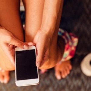 Biasa Bawa HP ke Toilet? Berbahaya!