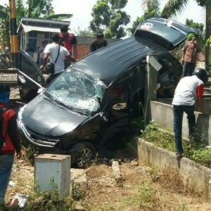 Mobil Sahirin Diseruduk ‘Ular Besi’
