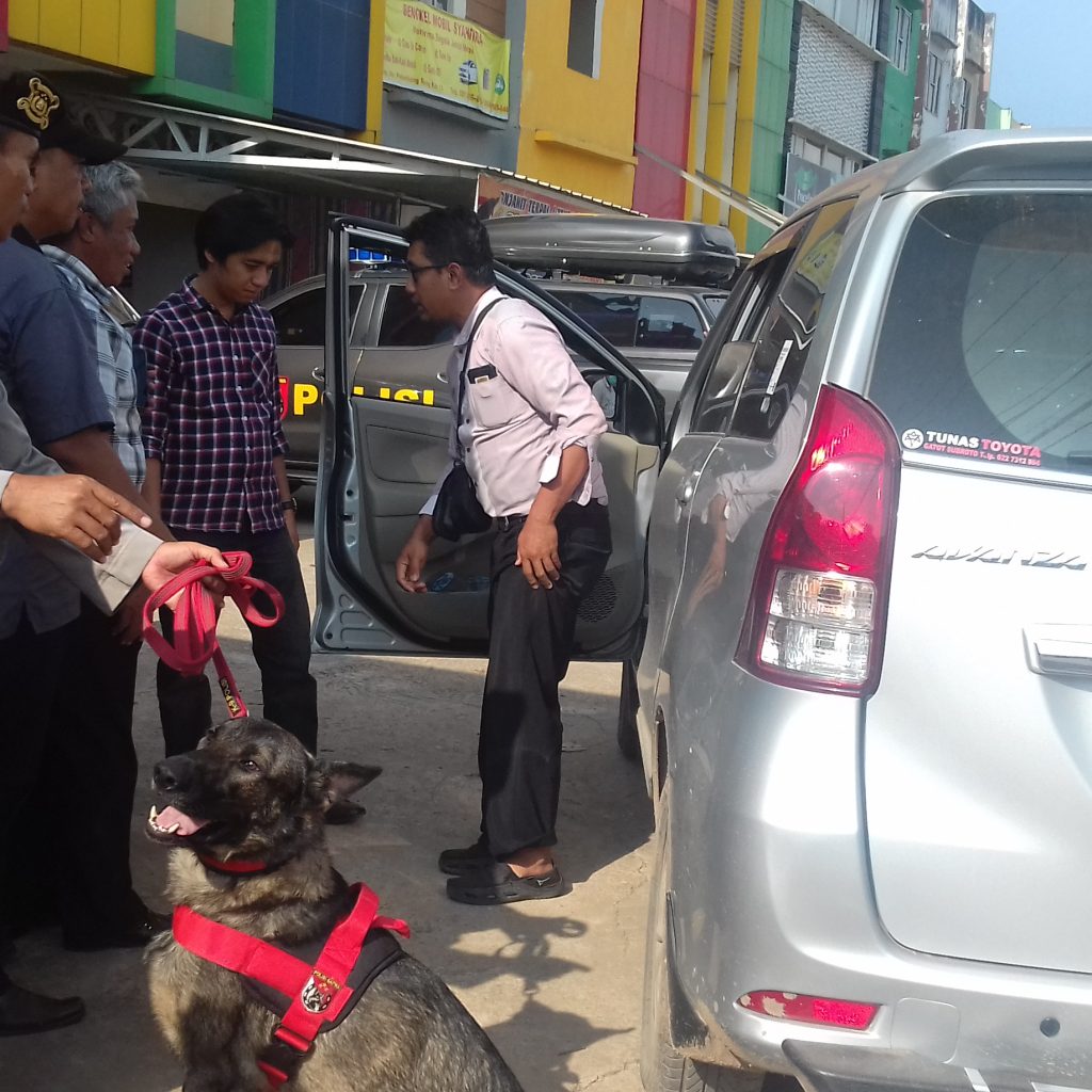 Turunkan Anjing Pelacak, Kendaraan Masuk Palembang Diperiksa Polisi