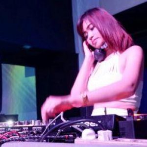 Adinda Marsya Nyaman Peluk Pria Ganteng