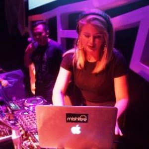 Datang ke Palembang, DJ Asal Australia Ini Berburu Pempek