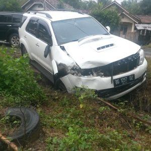 Tabrakan Beruntun, Tiga Kendaraan Rusak Parah, Dua Korban Luka Berat