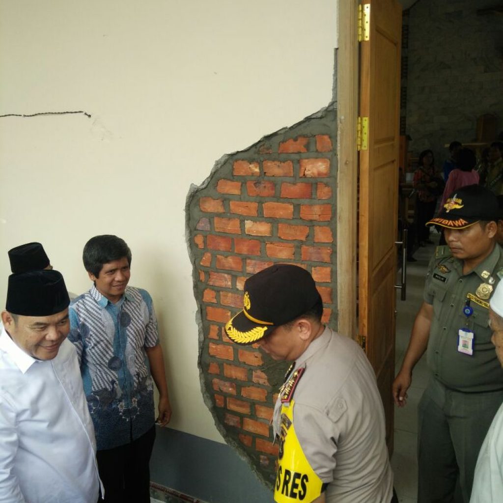 Bupati dan Kapolres Ikut ‘Nyemen’ Tembok Kapel St Zakaria Yang Rusak