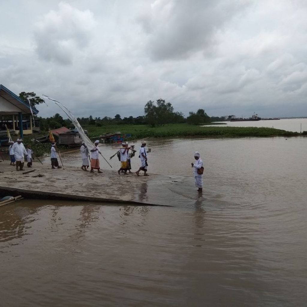 Ratusan Umat Hindu Khidmat Dalam Upacara Malasti