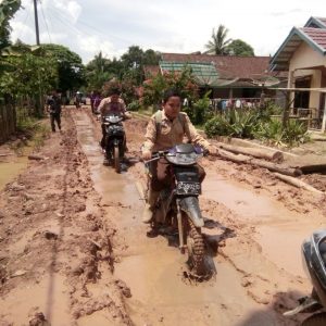 3 Tahun Jalan Rusak Berlumpur, Perekonomian Warga Desa Prabumulih Terhambat