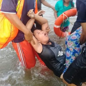 Asik Main Air Dilokasi Banjir, ‘Mamud’ Ini Nyaris Hanyut Terbawa Arus