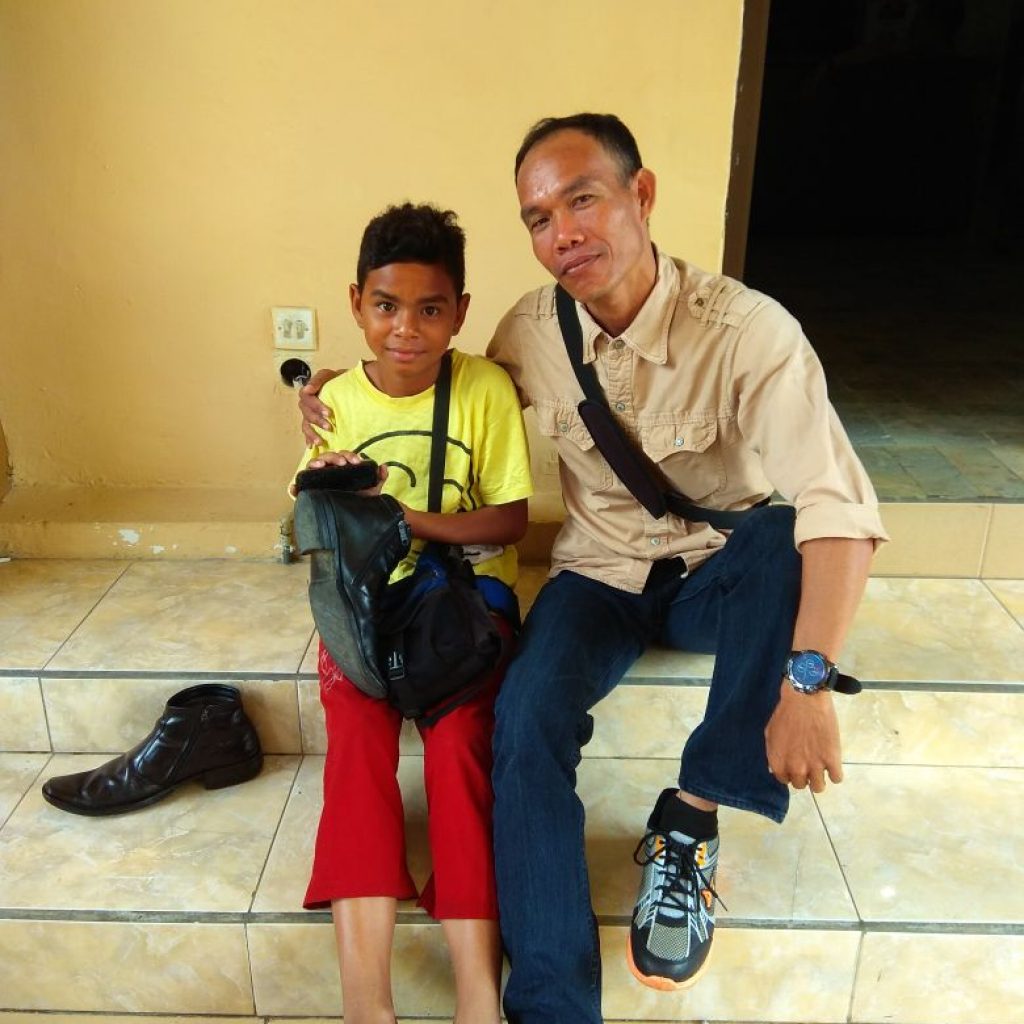 Demi Jadi Tentara, Bocah SD Nyambi Semir Sepatu