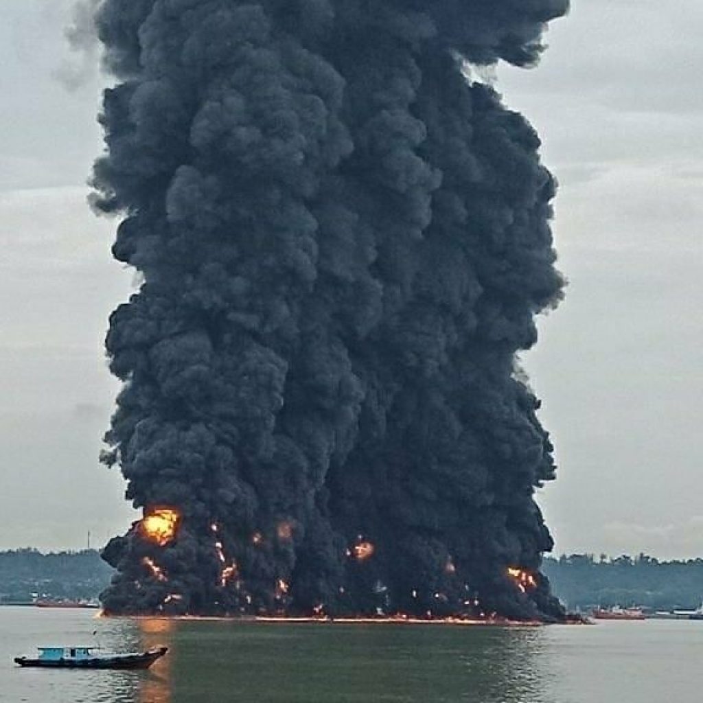 Kapal Batu Bara Terbakar di Perairan Semayang Balikpapan