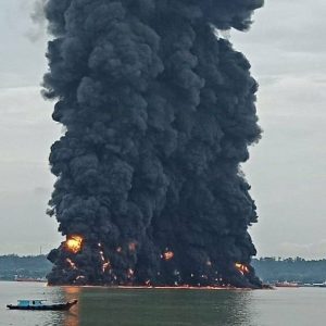 Kapal Batu Bara Terbakar di Perairan Semayang Balikpapan