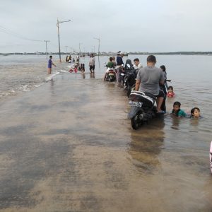 Saat Banjir Jadi Ajang Hiburan dan Cuci Kendaraan Warga Ogan Ilir