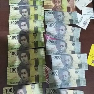 Ibu Ini Bisa Borong Sembako Pakai Uang Mainan