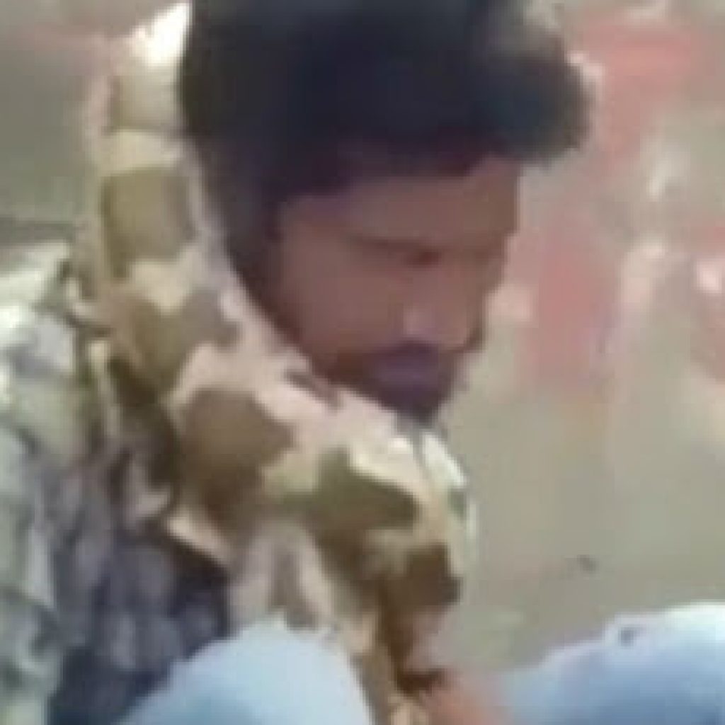 Dikira Bercanda, Pawang Ini di Lilit Hingga Pingsan Oleh Ularnya