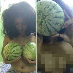Wanita Ini Tutupi Payudara Dengan Semangka, Apa Motivasinya?