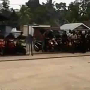 Viral! Demi BBM, Para Pengendara Ini Bak Pembalap di Sirkuit