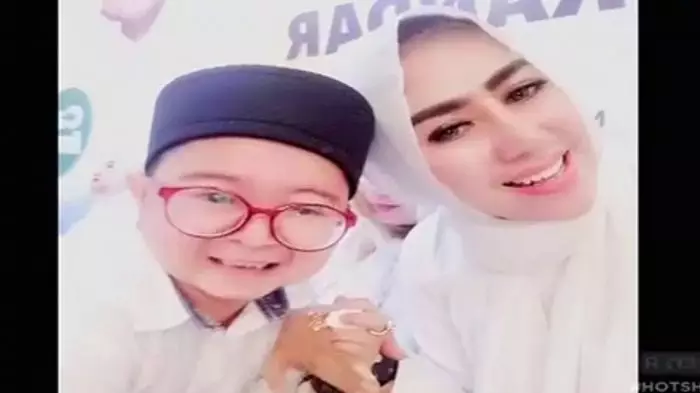 Istri Gugat Cerai ! Foto Daus Mini Bersama Penyanyi Seksi Mesra Banget
