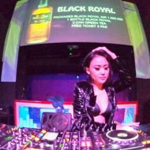 Clubber CS Palembang Digoyang DJ Intan Glow