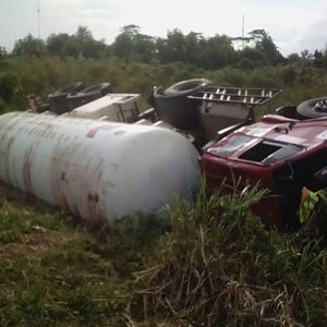 Kaget Disalip Avanza, Truk Elpiji Terguling