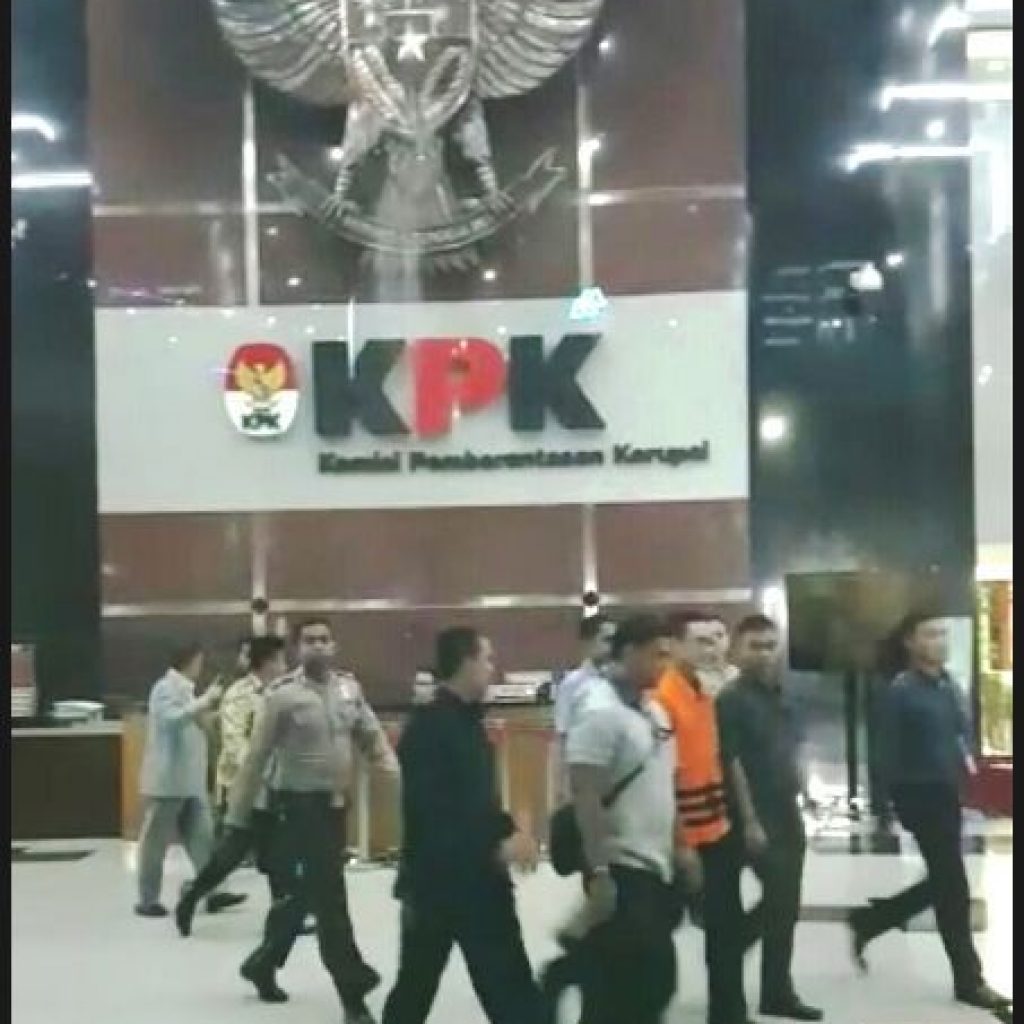 Keluar Gedung KPK Berbaju Oranye, Zumi Zola Ditahan