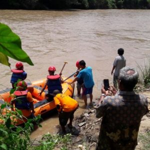 Tengah Asyik Bermain, Azam Hanyut Terseret Arus Sungai