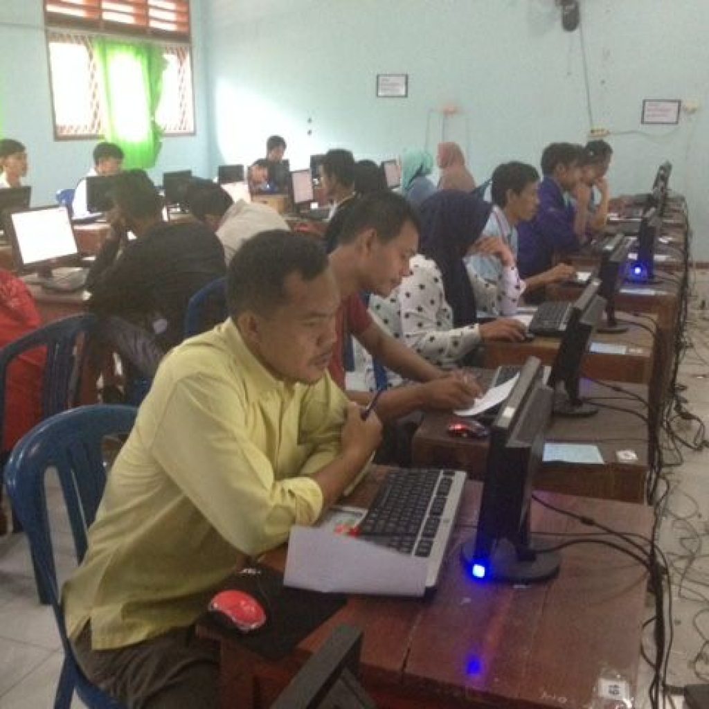 72 Warga Lahat Ikuti UNBK Paket C, Ada Yang Baru Sentuh PC