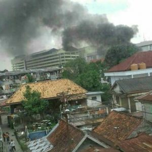 Asap Hitam Membumbung Tinggi Dari Rusun, Warga Panik!