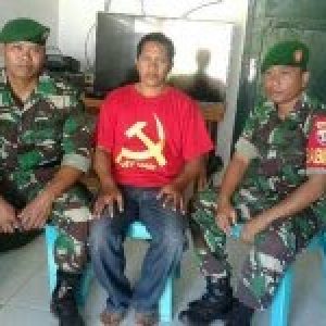 Berbaju Palu Arit, Seorang PNS Ditangkap TNI