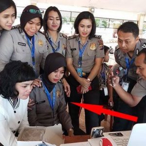 Demi Tugas, Polwan Cantik Ini Saksikan Ijab Kabul Pernikahannya Lewat Video Call
