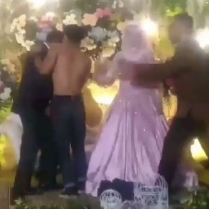 Viral ! Nekat Datang Ke Pesta Mantan, Pria Ini Buka Baju Tantang Pengantin Pria