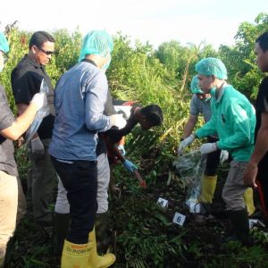 Diantar Ayah, Tyas Serahkan Diri ke Polda Sumsel