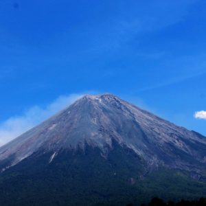 Wow! Lapisan Es Muncul Di Puncak Gunung Semeru