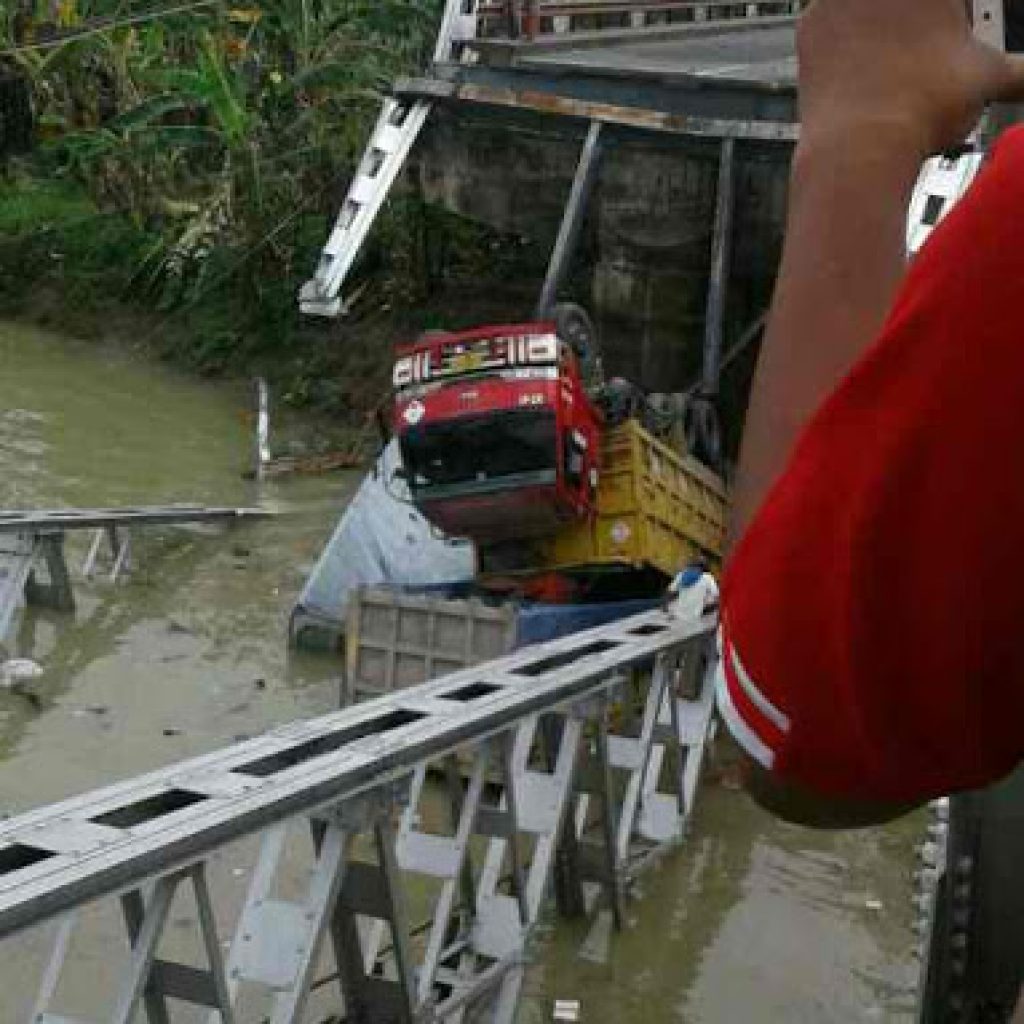 Jembatan Widan Ambruk, 3 Truk Tercebur Kesungai