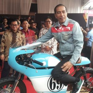 Outfit Streetwear Jokowi: Sneaker dan Jaket Lokal