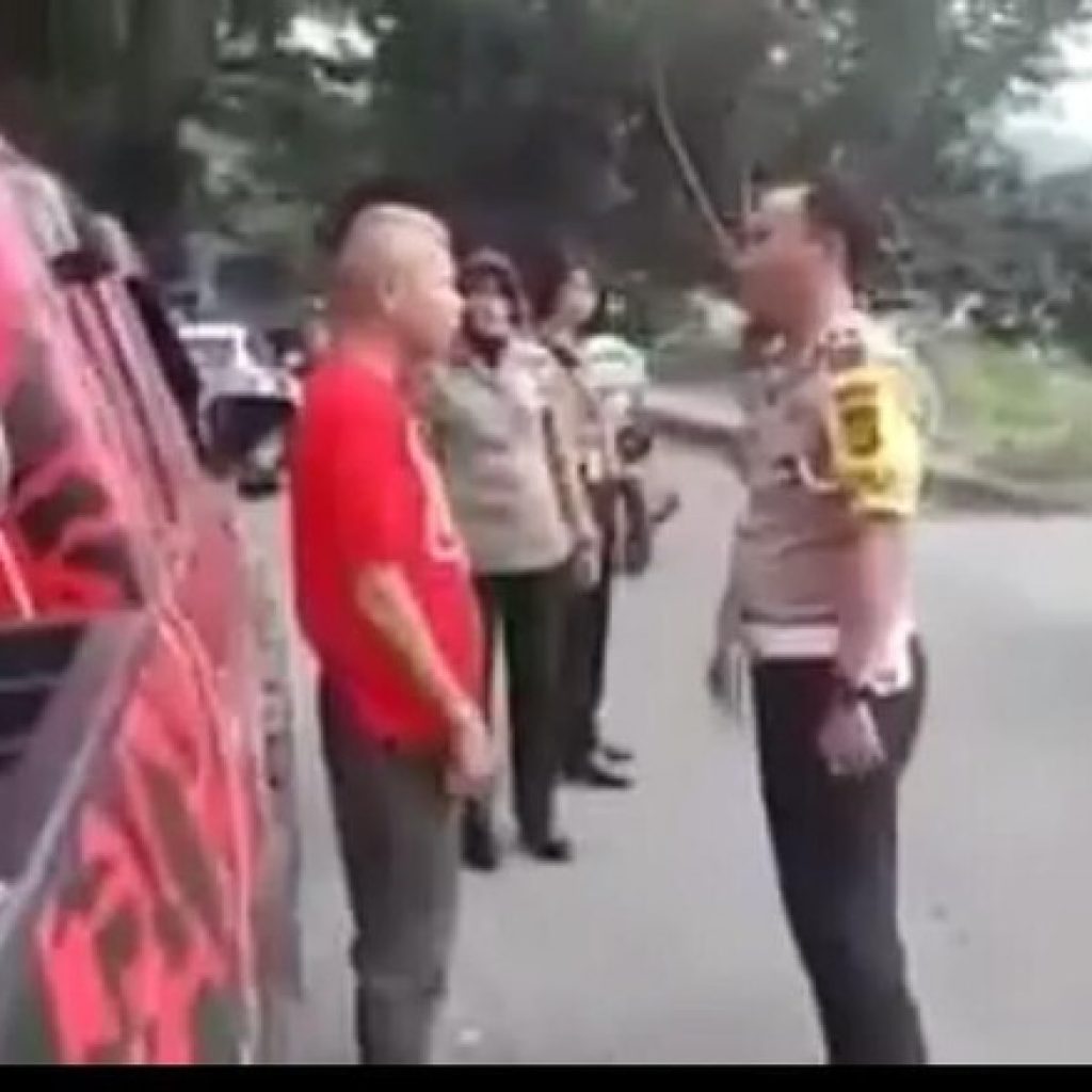 Viral ! Ketua DPC PDIP Bima Marahi Polisi Yang Menilang Dirinya