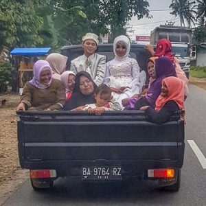 Viral ! Meski Naik Bak Mobil, Pengantin Ini Tetap Tersenyum