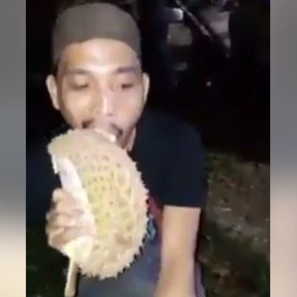 Viral !  Pria Ini Makan Kulit Durian Dengan Santai